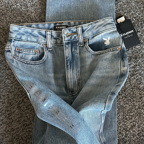 PLAYBOY - Picture 5 of 5